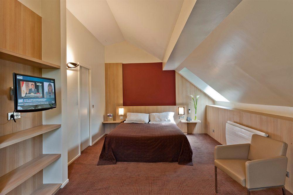 Hotel Domaine Du Manet Saint-Quentin-En-Yvelines Монтіньї-ле-Бретонне Екстер'єр фото