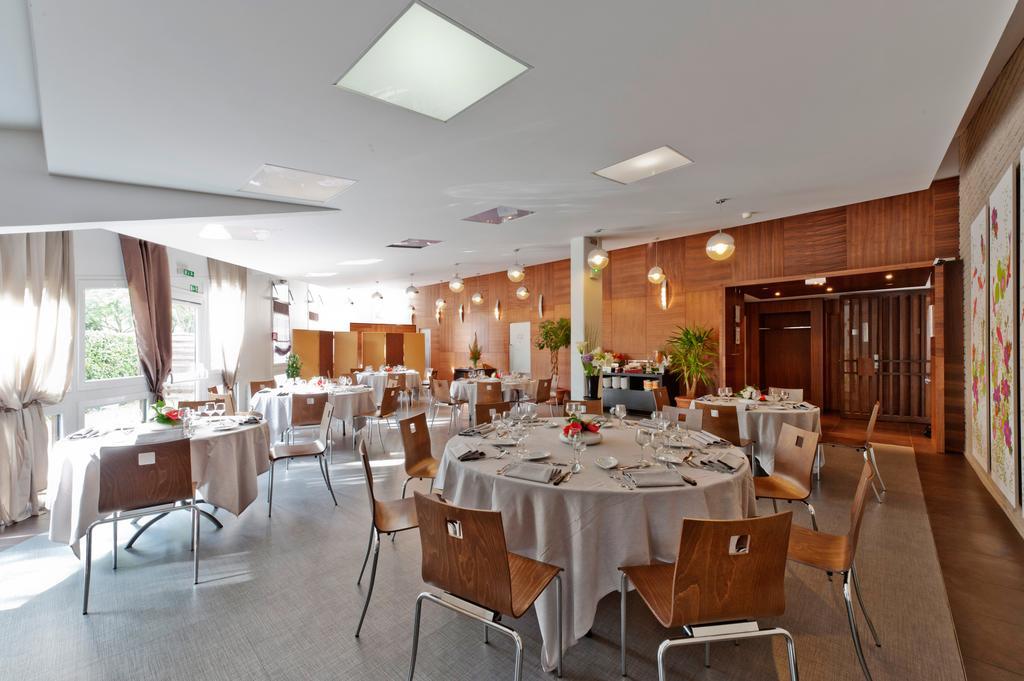 Hotel Domaine Du Manet Saint-Quentin-En-Yvelines Монтіньї-ле-Бретонне Екстер'єр фото