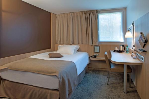 Hotel Domaine Du Manet Saint-Quentin-En-Yvelines Монтіньї-ле-Бретонне Екстер'єр фото