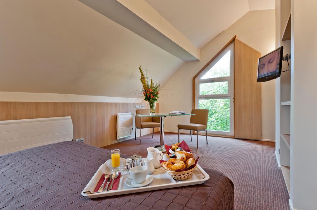 Hotel Domaine Du Manet Saint-Quentin-En-Yvelines Монтіньї-ле-Бретонне Номер фото