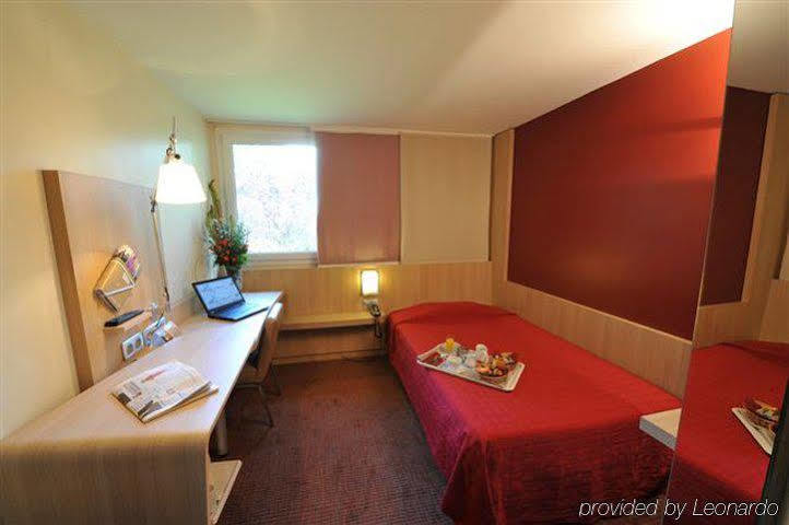 Hotel Domaine Du Manet Saint-Quentin-En-Yvelines Монтіньї-ле-Бретонне Екстер'єр фото