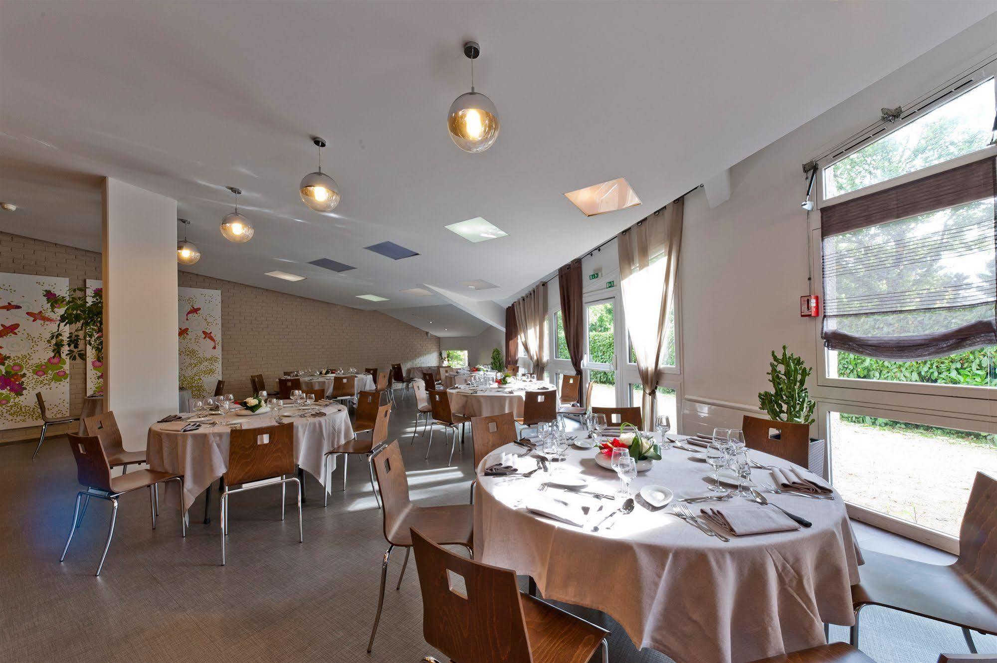 Hotel Domaine Du Manet Saint-Quentin-En-Yvelines Монтіньї-ле-Бретонне Екстер'єр фото