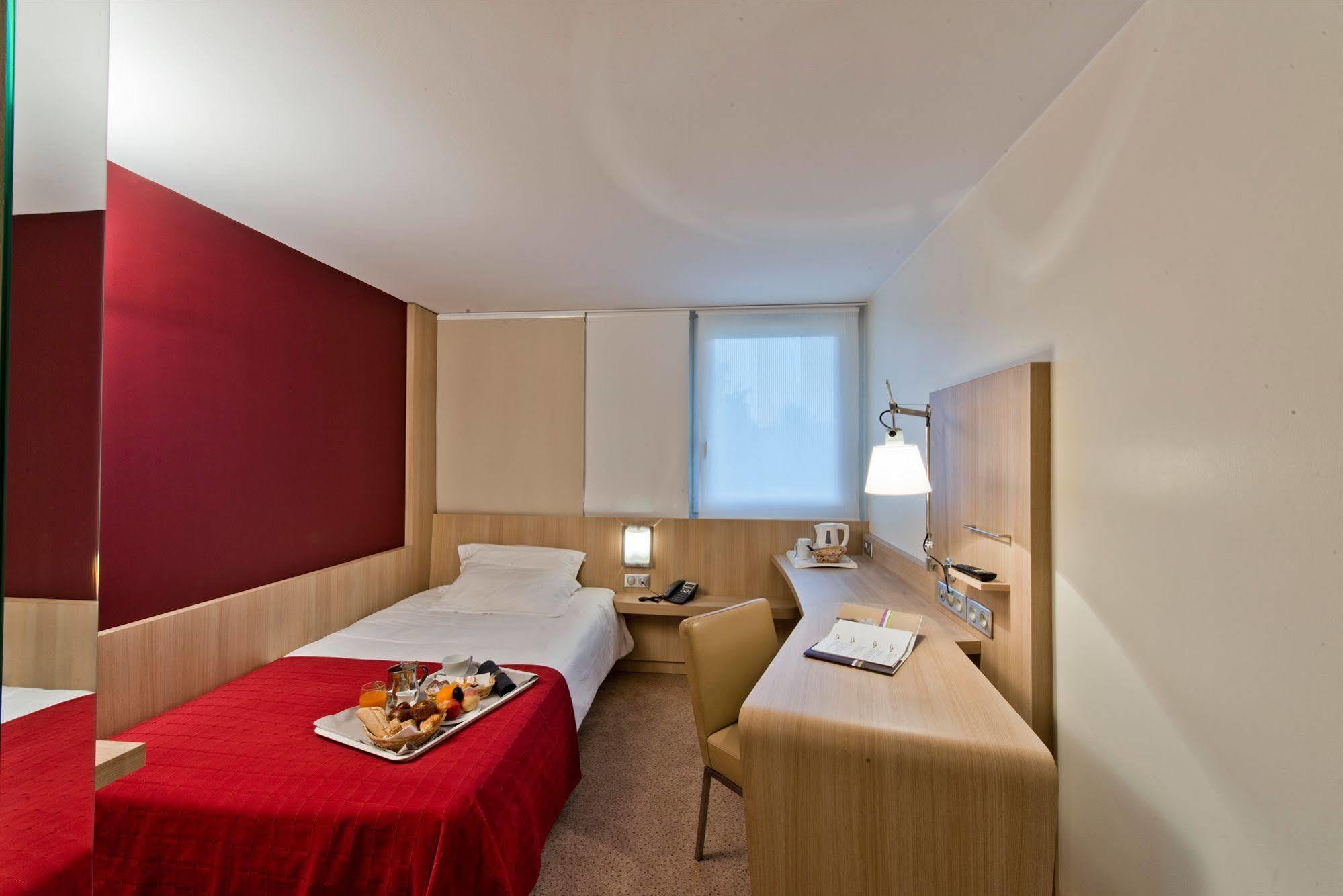 Hotel Domaine Du Manet Saint-Quentin-En-Yvelines Монтіньї-ле-Бретонне Екстер'єр фото
