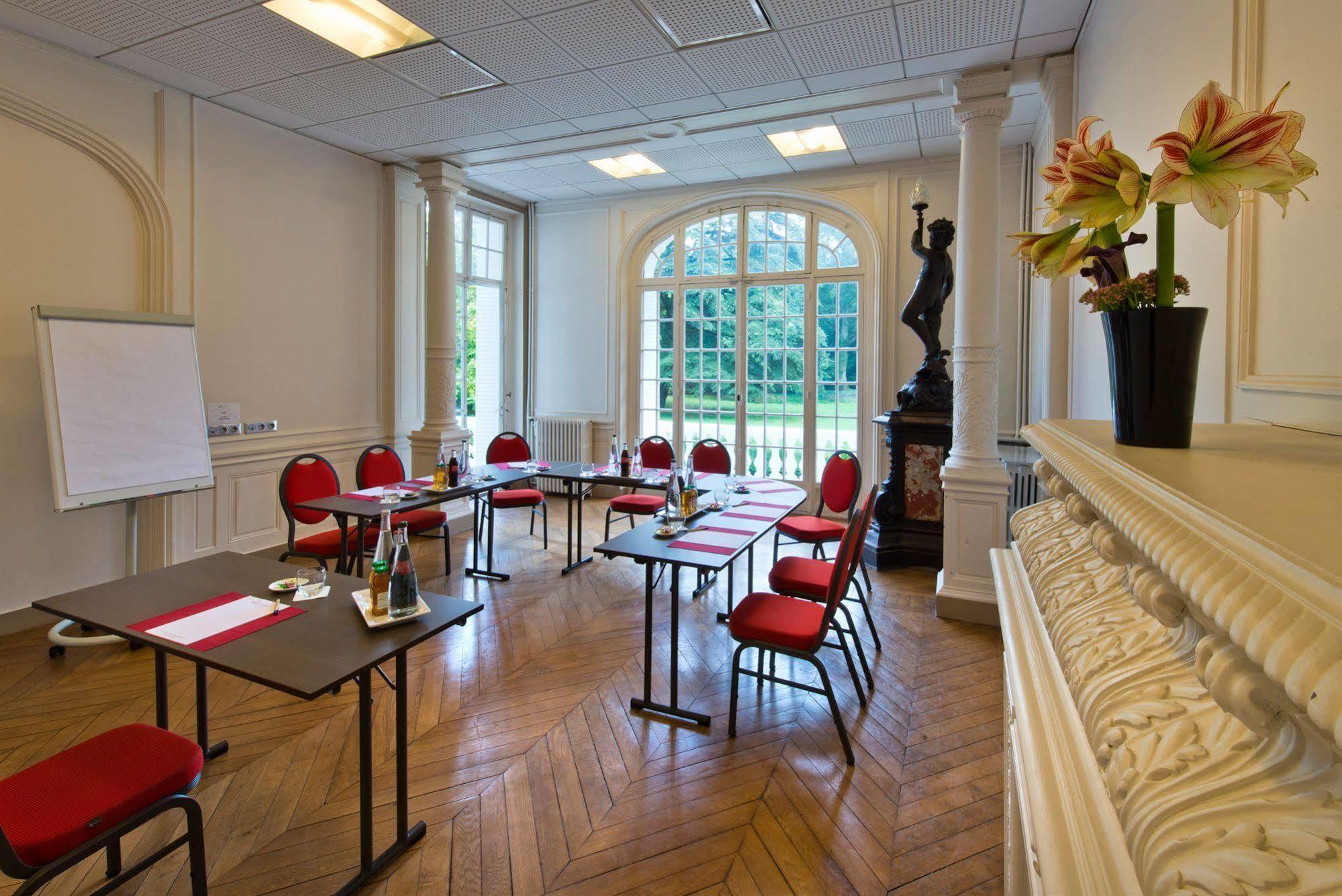 Hotel Domaine Du Manet Saint-Quentin-En-Yvelines Монтіньї-ле-Бретонне Екстер'єр фото