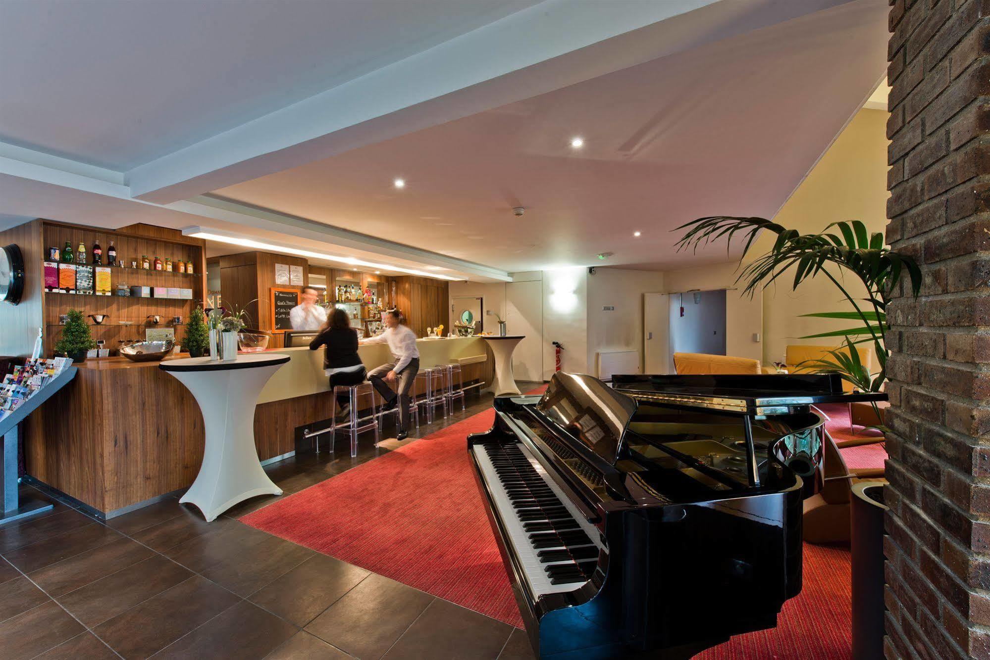Hotel Domaine Du Manet Saint-Quentin-En-Yvelines Монтіньї-ле-Бретонне Екстер'єр фото