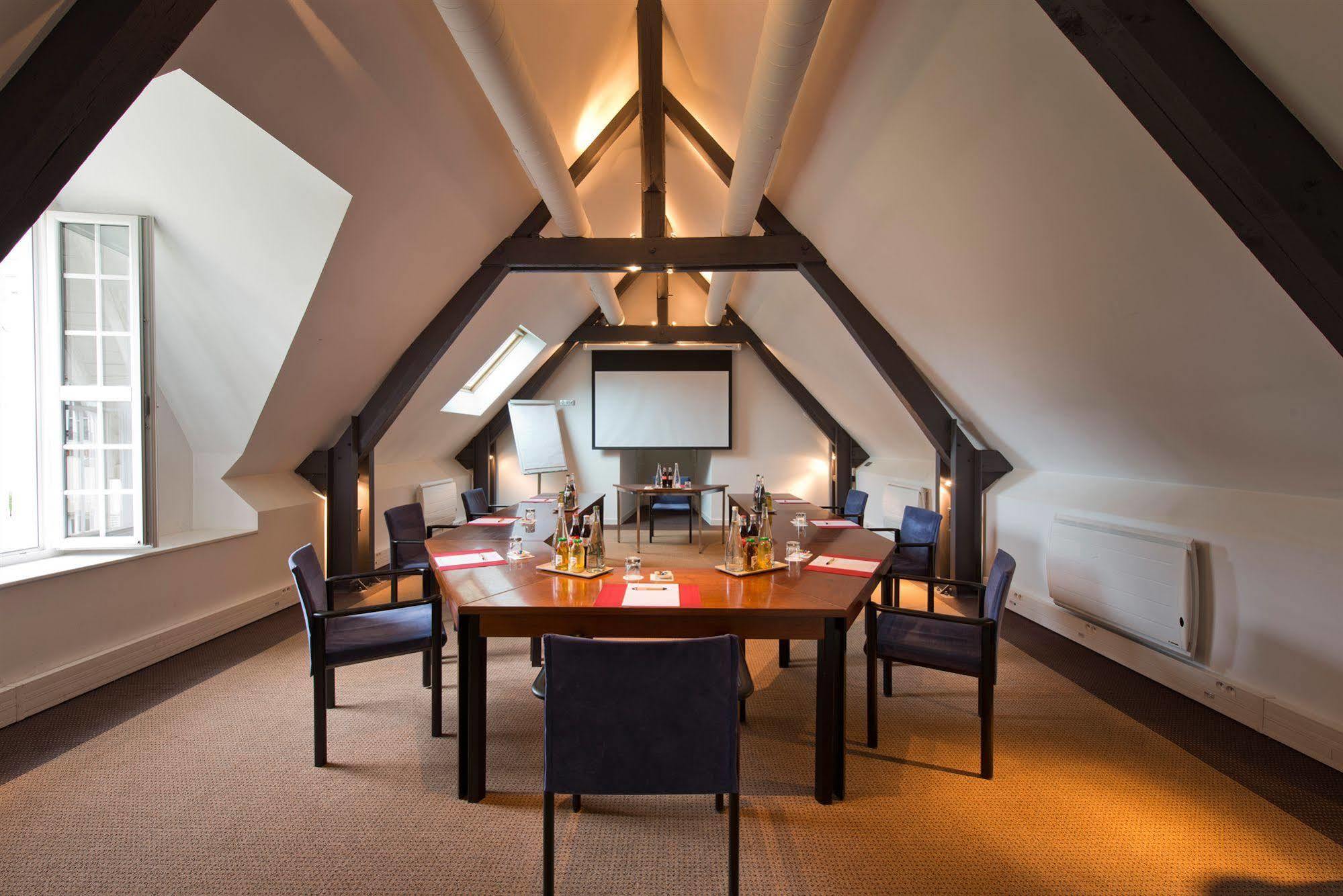 Hotel Domaine Du Manet Saint-Quentin-En-Yvelines Монтіньї-ле-Бретонне Екстер'єр фото