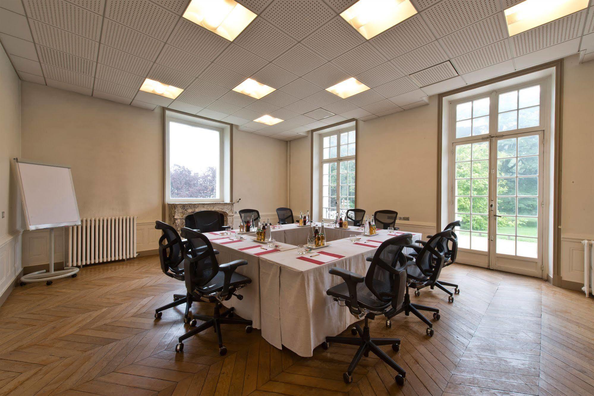 Hotel Domaine Du Manet Saint-Quentin-En-Yvelines Монтіньї-ле-Бретонне Екстер'єр фото