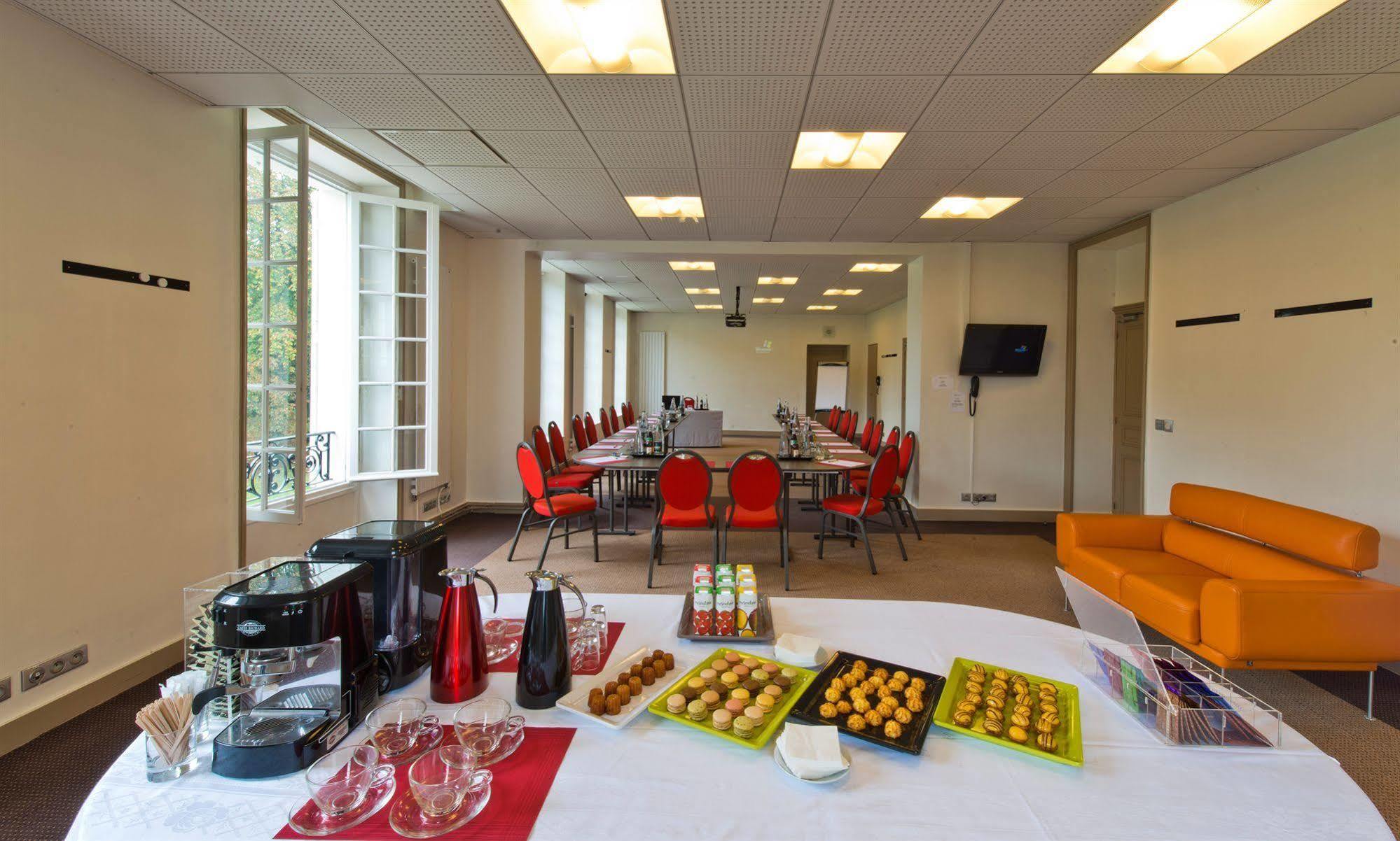 Hotel Domaine Du Manet Saint-Quentin-En-Yvelines Монтіньї-ле-Бретонне Екстер'єр фото