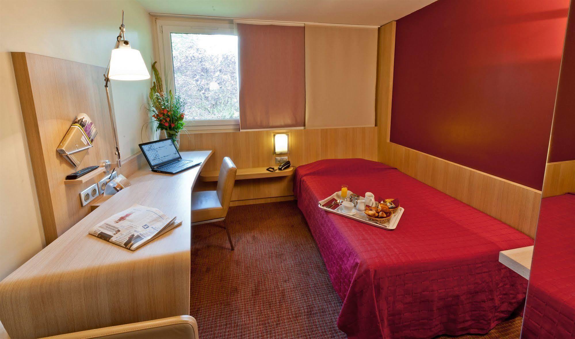 Hotel Domaine Du Manet Saint-Quentin-En-Yvelines Монтіньї-ле-Бретонне Екстер'єр фото